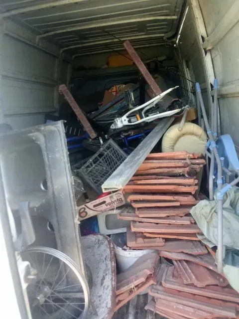 Utovar starih stvari i materijala u vozilo Boban Trans
